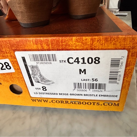 Corral Distressed Beige-Brown Bristle C4108 - Picture 4 of 8